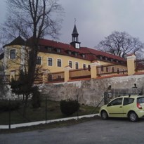 5 - Proseč u Pošné. Asi v 1.pol. 18.stol. byla původní tvrz přestavěna na barokní zámek.